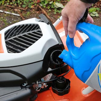 Nurmikon ilmaaja testi: Bensiinisäiliön reikä on hieman viistossa, mikä helpottaa tankkaamista Nurmikon ilmaaja testi: Bensiinisäiliön reikä on hieman viistossa, mikä helpottaa tankkaamista